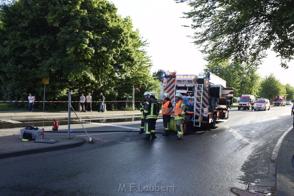 TLF 4 umgestuerzt Koeln Bocklemuend Ollenhauer Ring Militaerringstr P022.JPG - Miklos Laubert